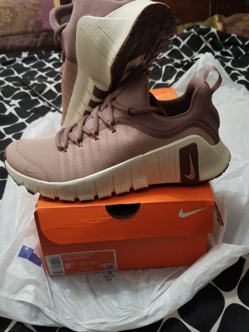 Nike Women's  nike free metoon 6 Runner Sneakers